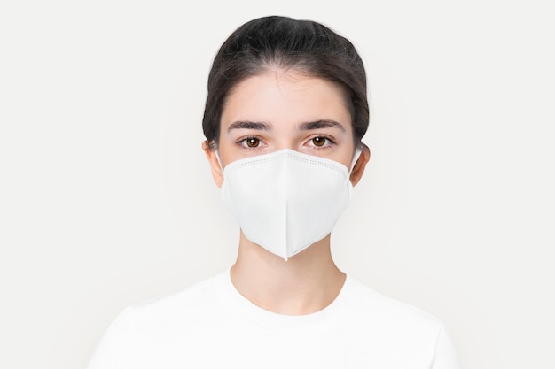 Mulher com máscara branca básica para campanha de proteção COVID-19