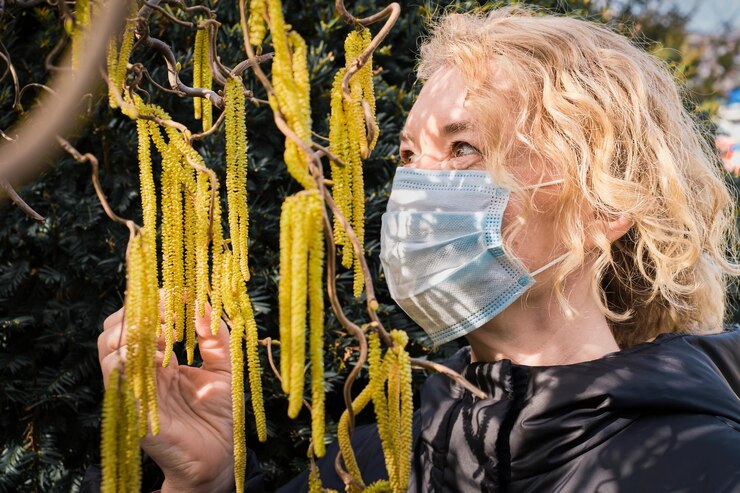 Foto grátis mulher com máscara de respiração combatendo as alergias da primavera foco seletivo nos olhos da menina o conceito de alergia ao pólen o principal gatilho das alergias da primavera