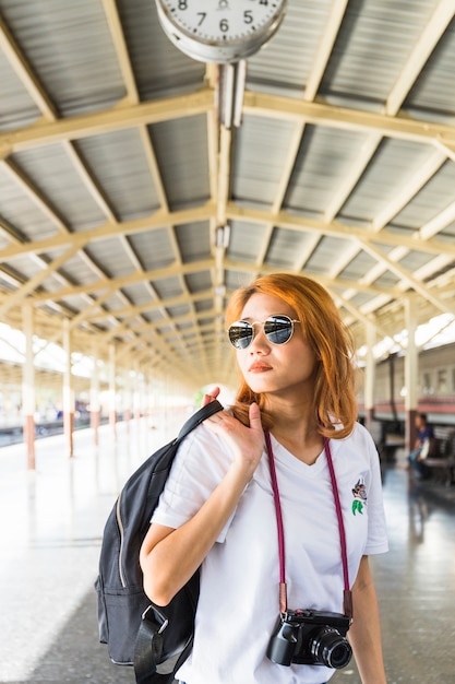 Mulher, com, mochila, e, câmera, ligado, depósito