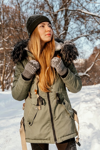 Foto grátis mulher com mochila em dia de inverno