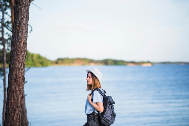 Mulher, com, mochila, perto, lago