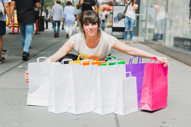 Foto grátis mulher, com, montão, de, bolsas para compras