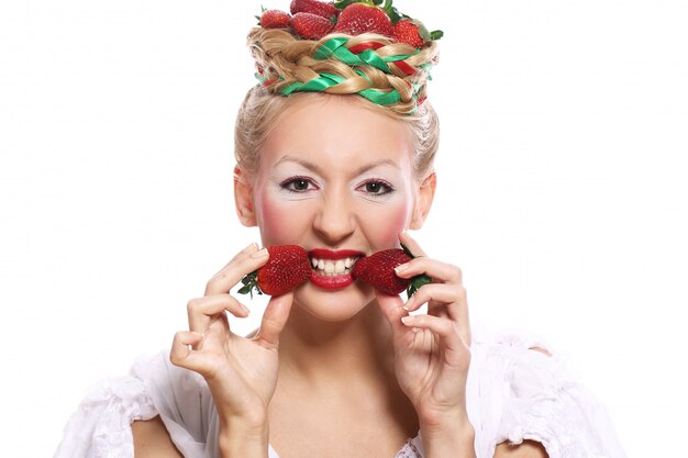 Mulher com morango no seu penteado