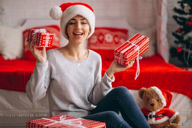 Mulher, com, natal apresenta, por, árvore natal