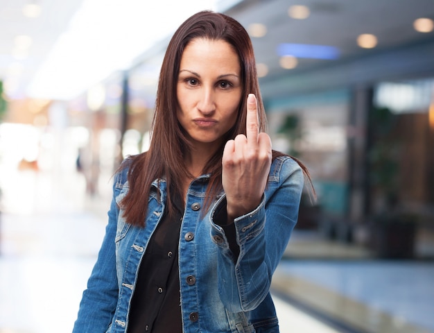 Mulher com o dedo levantado coração