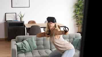 Foto grátis mulher com óculos de realidade virtual tiro médio