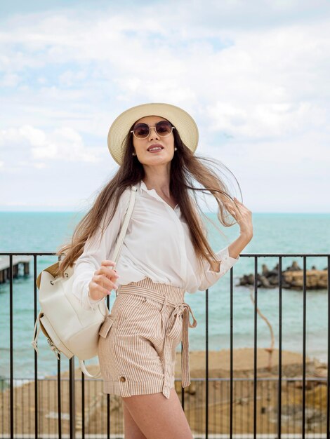 Mulher com óculos de sol viajando