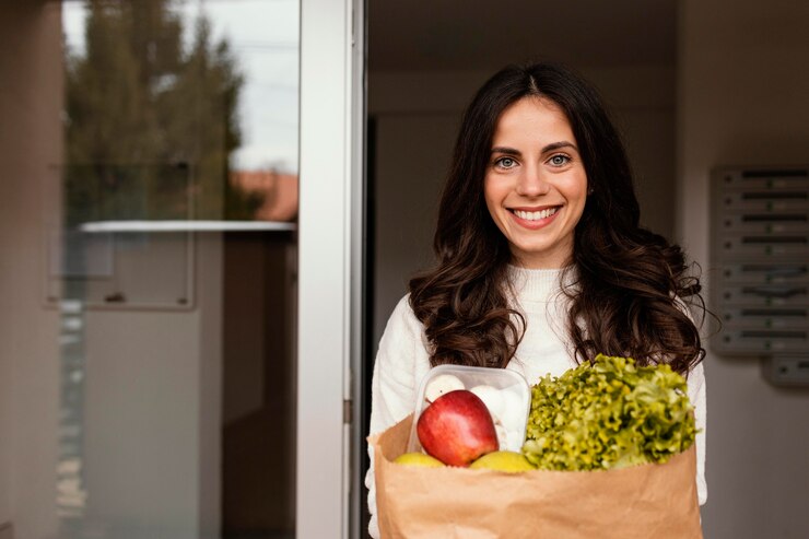 Foto grátis mulher com pacote de comida