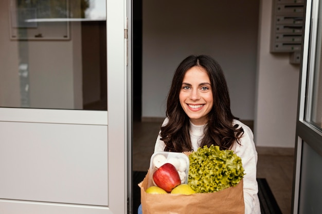 Mulher com pacote de comida