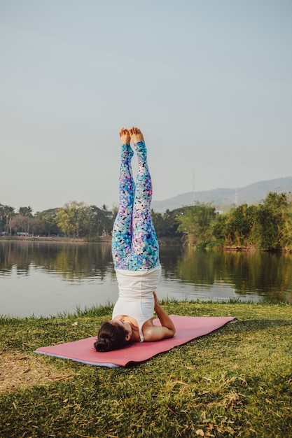 Foto grátis mulher com pernas ao lado do lago