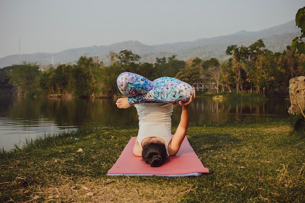 Mulher com pose de yoga acrobática