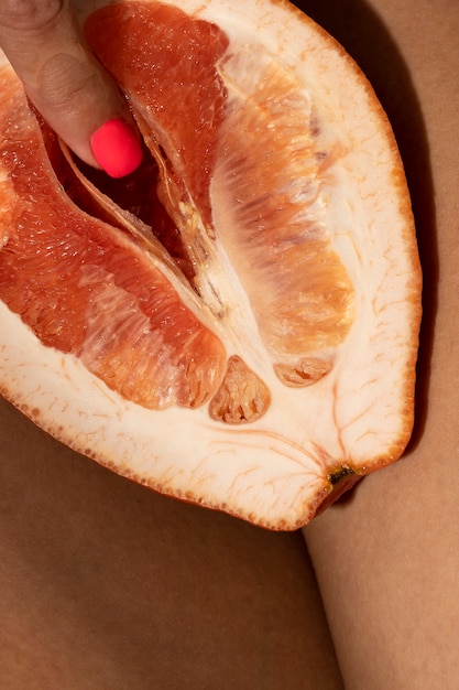 Mulher com postura plana de toranja