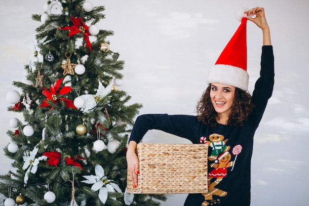 Mulher, com, presente natal, por, árvore natal