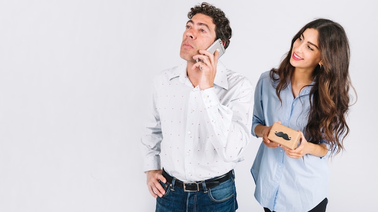 Foto grátis mulher, com, presente, perto, pai, falando telefone