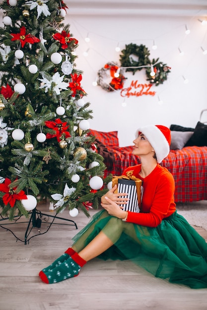 Mulher, com, presentes, por, árvore natal