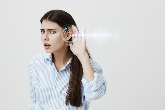 Foto grátis mulher com problemas de audição plano médio