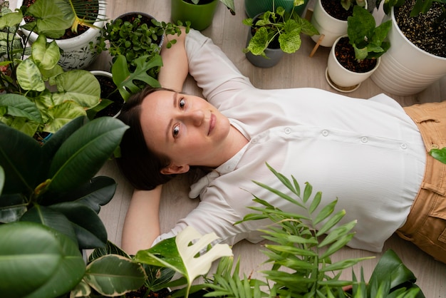 Mulher com quadro de plantas