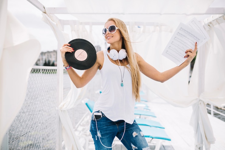 Foto grátis mulher com registro de vinil e música