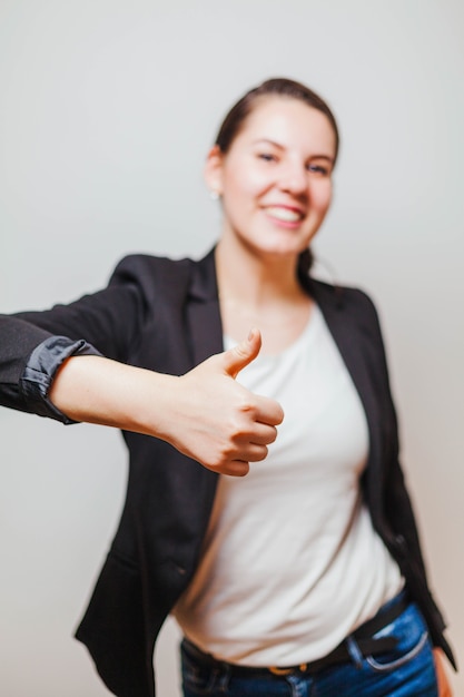 Foto grátis mulher com roupas formais gesticulando polegar para cima