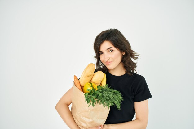 Mulher com sacola de compras dona de casa e legumes servindo supermercado
