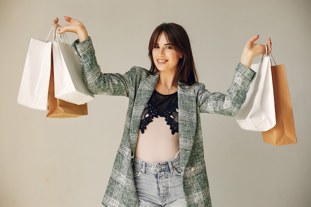 Foto grátis mulher com sacolas de compras em um fundo branco