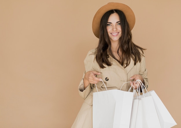 Foto grátis mulher com sacolas de compras, olhando para a câmera