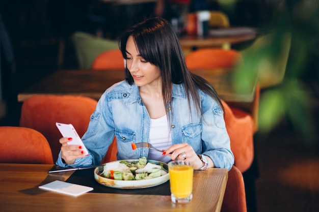 Foto grátis mulher, com, salada, e, telefone