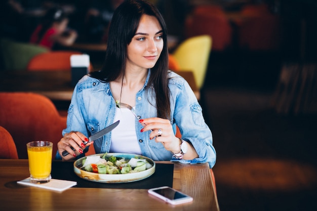 Foto grátis mulher, com, salada, e, telefone