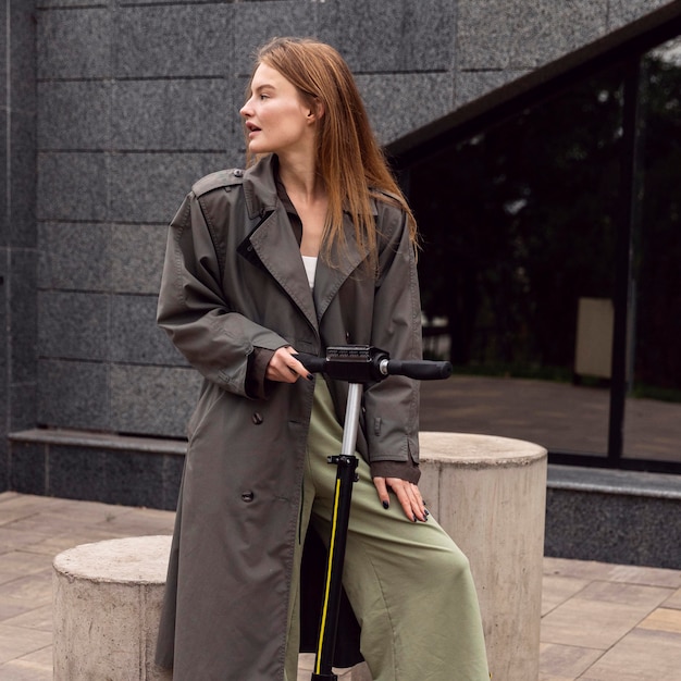 Mulher com scooters elétricos na cidade