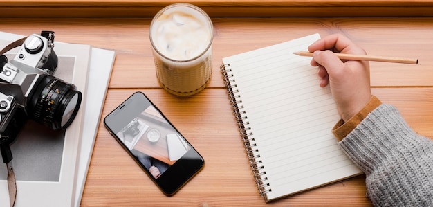 Mulher com smartphone e café