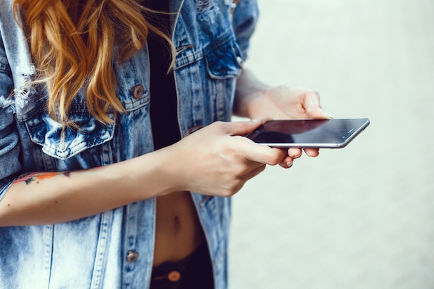 Foto grátis mulher com smartphone