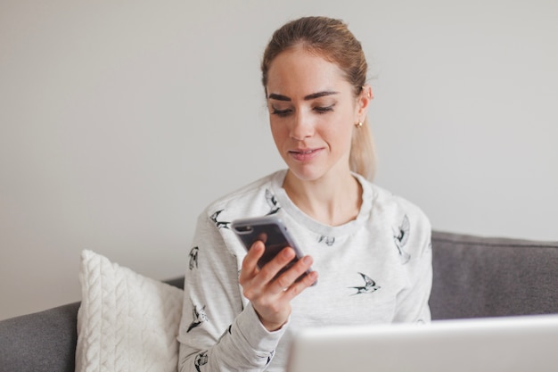 Mulher com smartphone