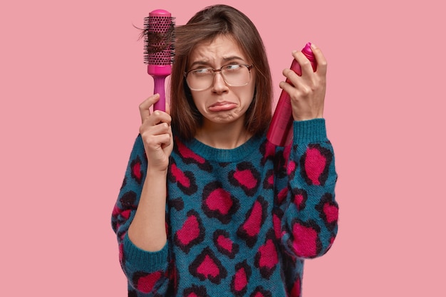 Mulher com suéter colorido penteado