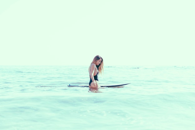 Foto grátis mulher, com, surfboard, em, água