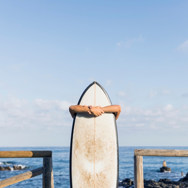 Foto grátis mulher, com, surfboard, praia