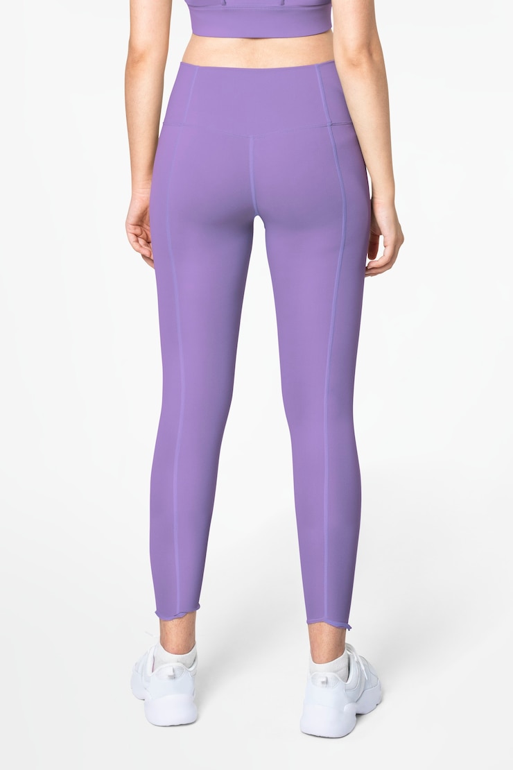 Foto grátis mulher com sutiã esportivo roxo e leggings activewear vestuário de corpo inteiro