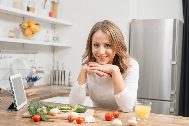 Mulher, com, tabuleta, em, cozinha