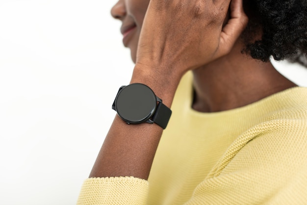 Mulher com tecnologia wearable smartwatch