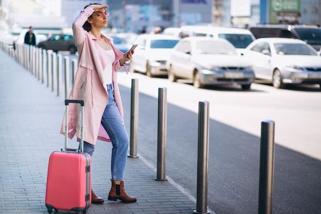 Mulher, com, telefone, em, aeroporto