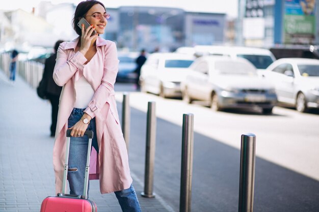 Mulher, com, telefone, em, aeroporto