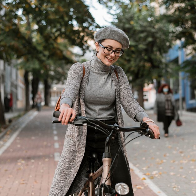 Mulher com tiro médio andando de bicicleta