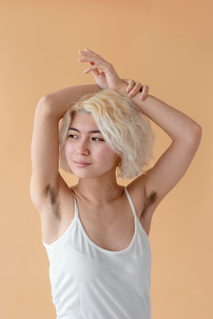 Foto grátis mulher com tiro médio e pelos nas axilas