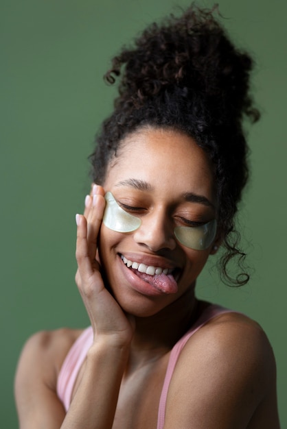 Foto grátis mulher com tiro médio e tapa-olhos