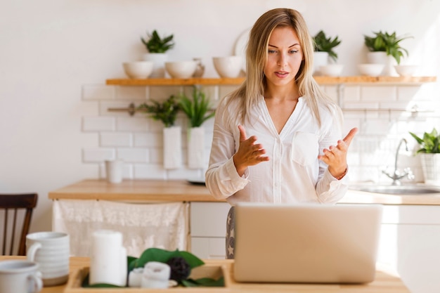 Mulher com tiro médio em reunião online