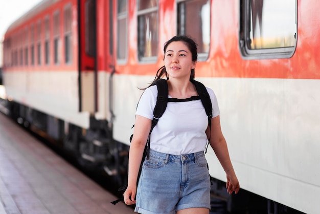 Mulher com tiro médio na estação de trem