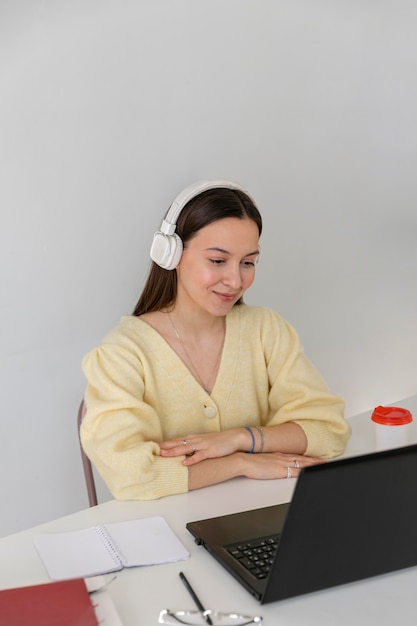 Foto grátis mulher com tiro médio na mesa