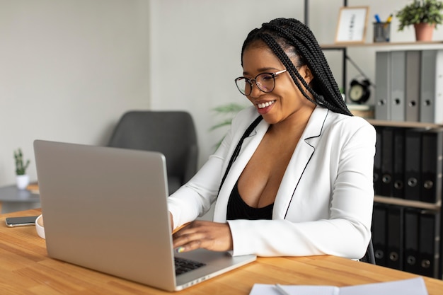 Mulher com tiro médio no trabalho