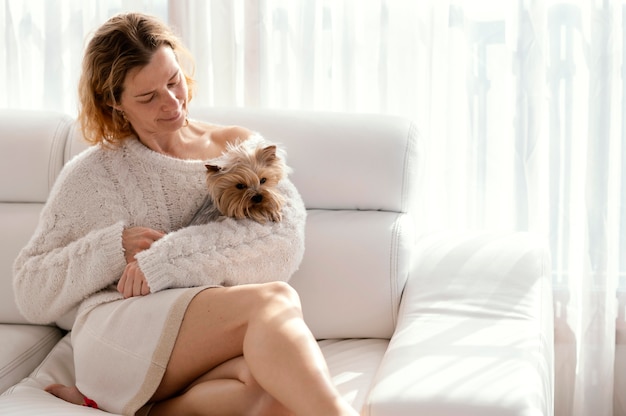 Mulher com tiro médio segurando cachorro