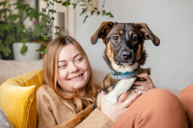 Mulher com tiro médio segurando cachorro