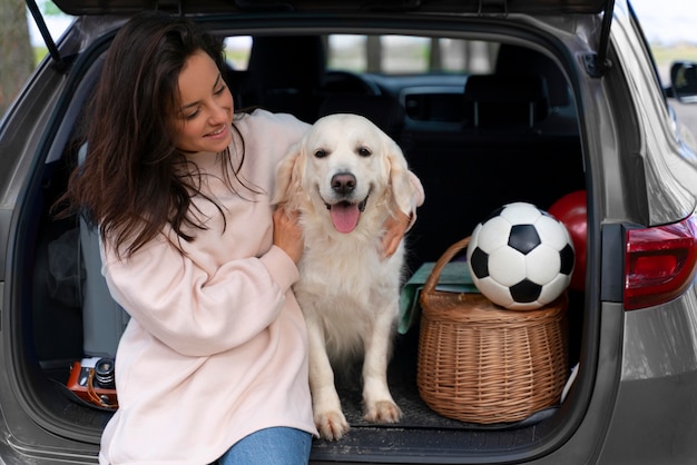 Mulher com tiro médio segurando cachorro